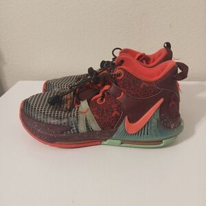 Nike LeBron Witness 7 SE Basketball Sneaker - Kids'